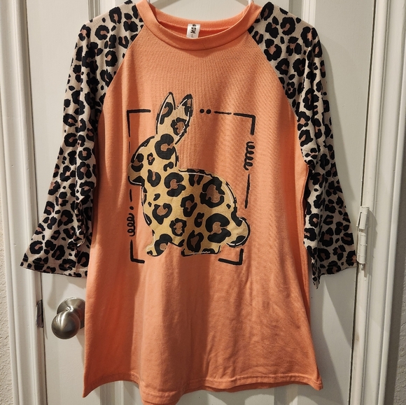 Women's Iltex leopard print bunny long sleeve shirt. Size Large - Picture 1 of 4
